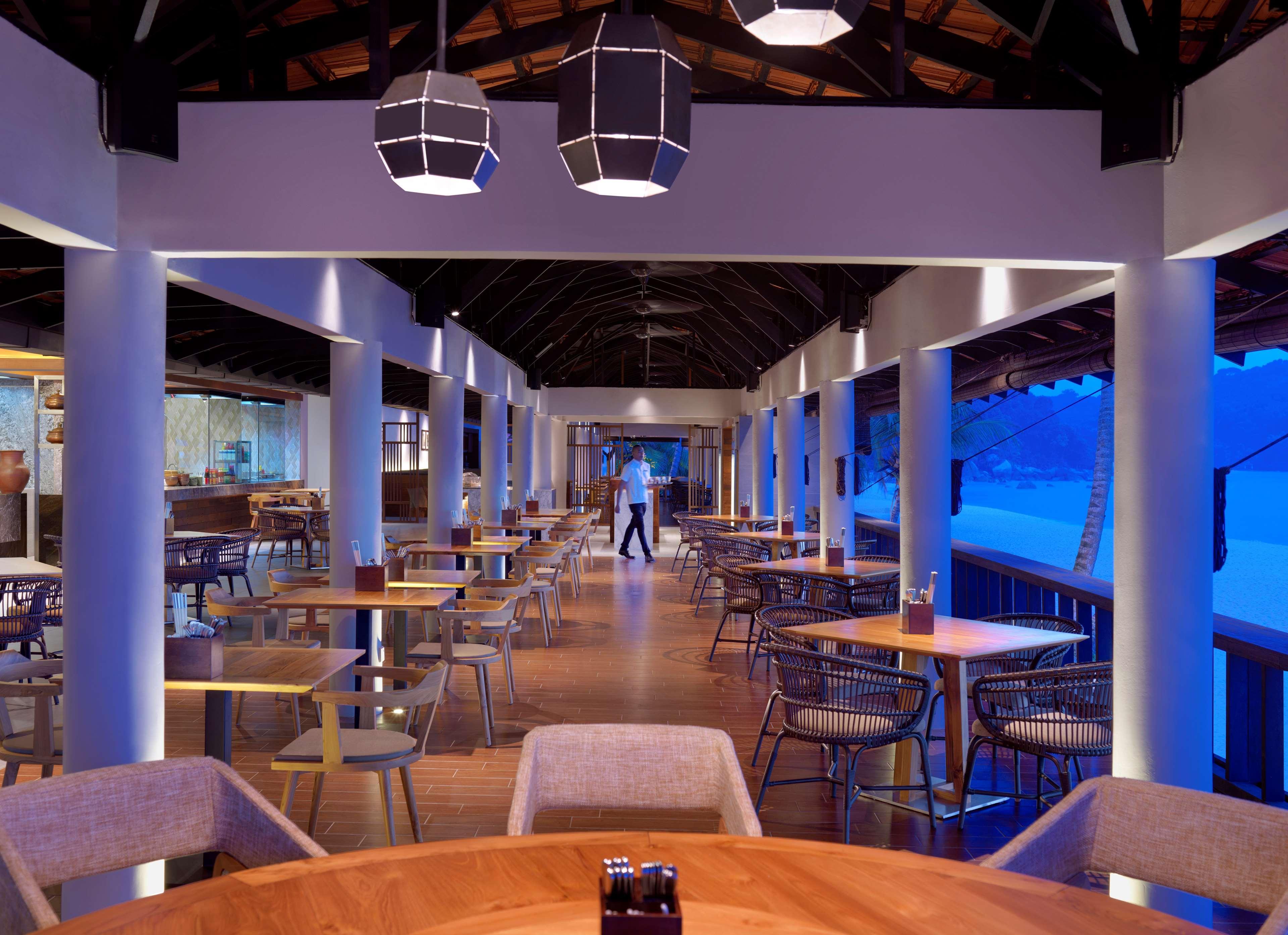 ไฮแอท รีเจนซี กวนตัน รีสอร์ต Hotel ภายนอก รูปภาพ The restaurant at the aquarium