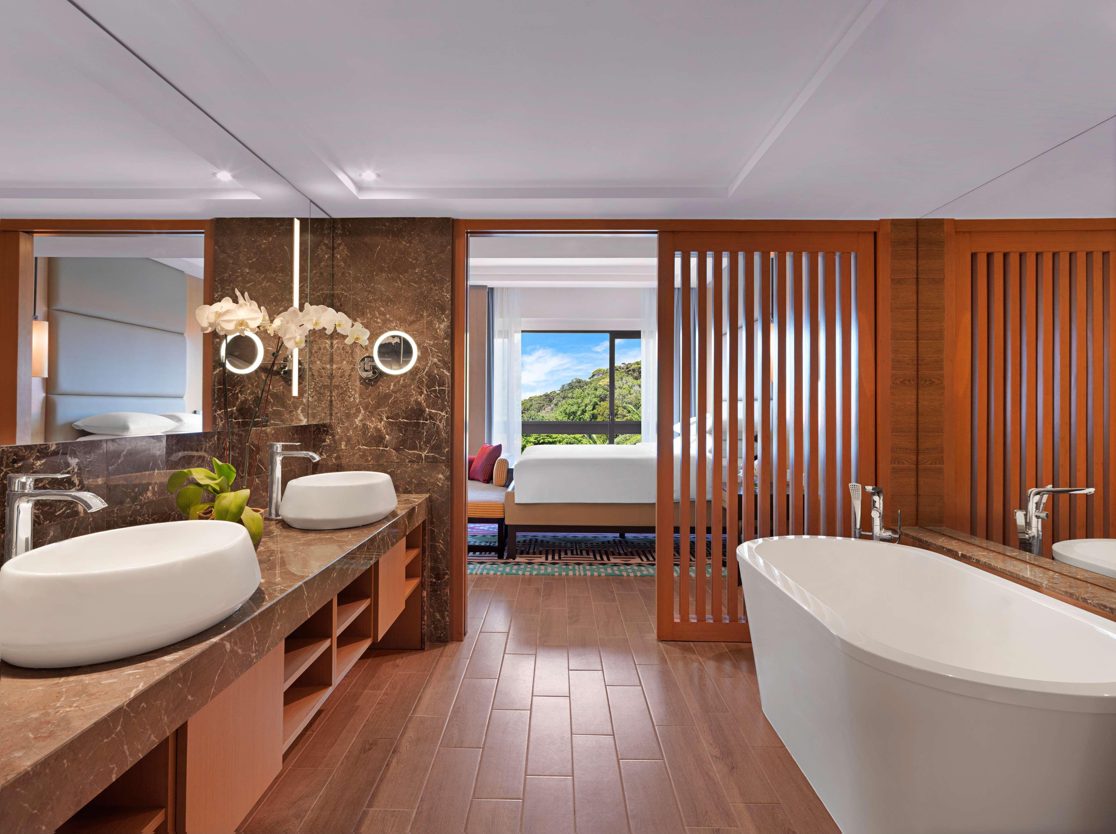 ไฮแอท รีเจนซี กวนตัน รีสอร์ต Hotel ภายนอก รูปภาพ Deluxe Suite bathroom