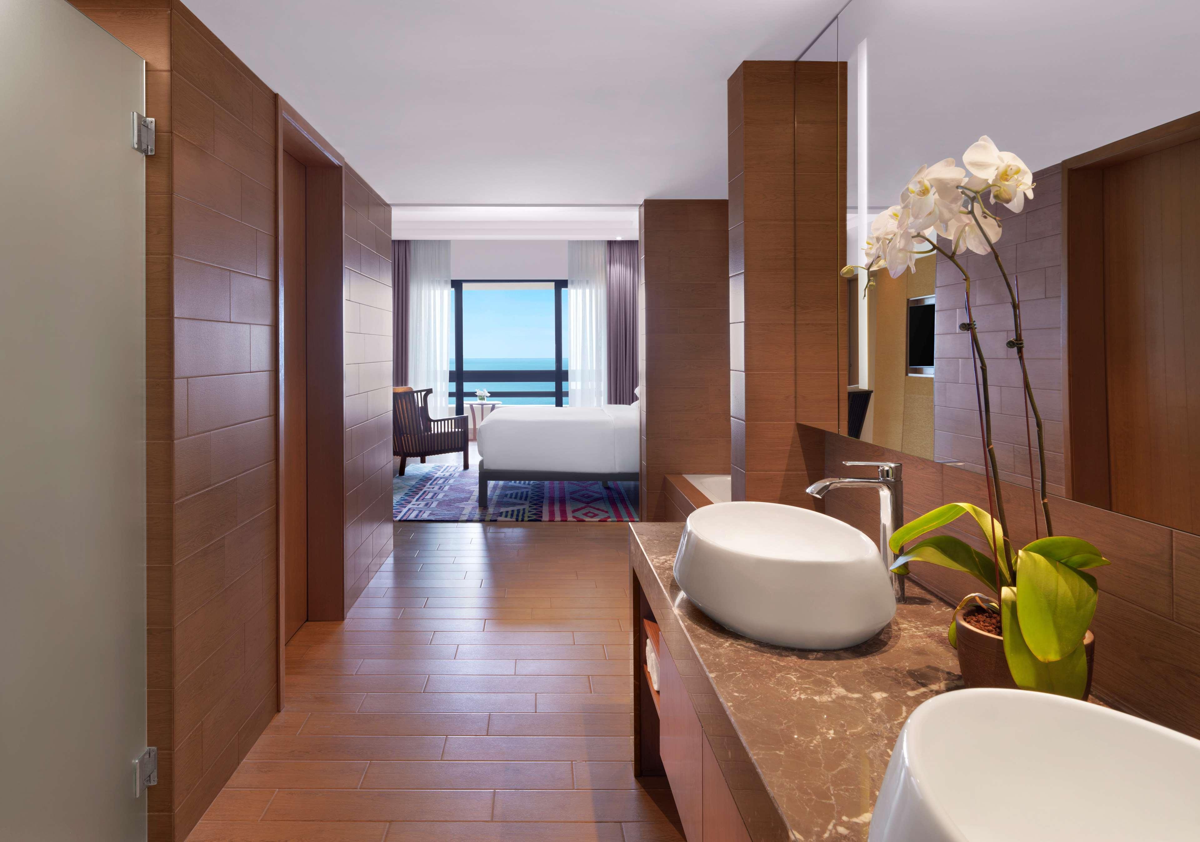 ไฮแอท รีเจนซี กวนตัน รีสอร์ต Hotel ภายนอก รูปภาพ A bathroom at the hotel