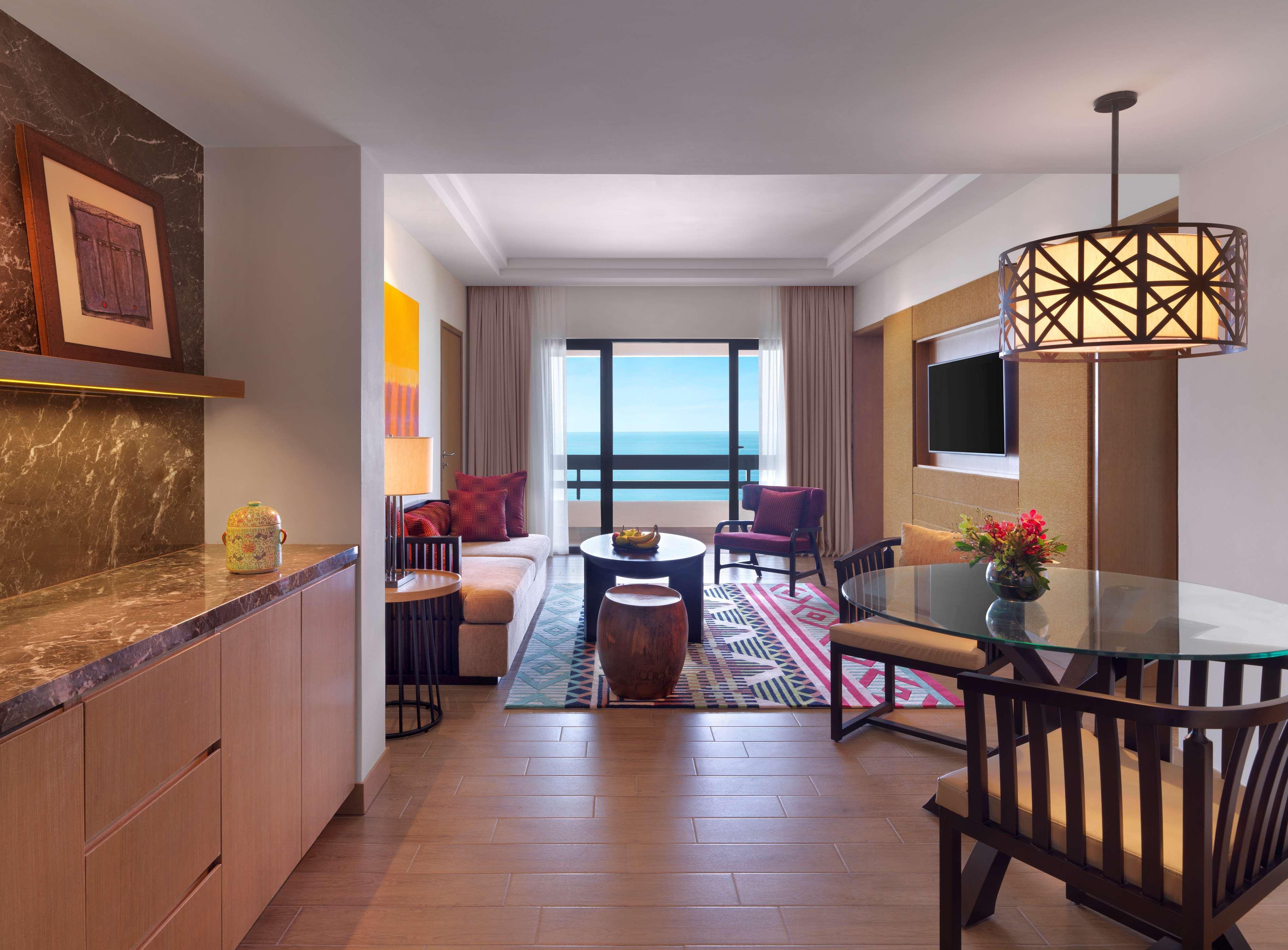 ไฮแอท รีเจนซี กวนตัน รีสอร์ต Hotel ภายนอก รูปภาพ A suite at the W Maldives