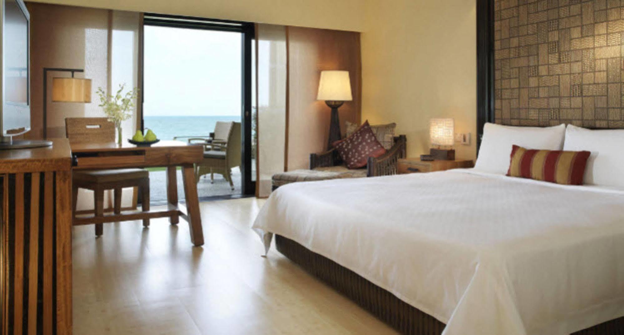 ไฮแอท รีเจนซี กวนตัน รีสอร์ต Hotel ภายนอก รูปภาพ A room at the Shangri-La Hotel, Kuala Lumpur