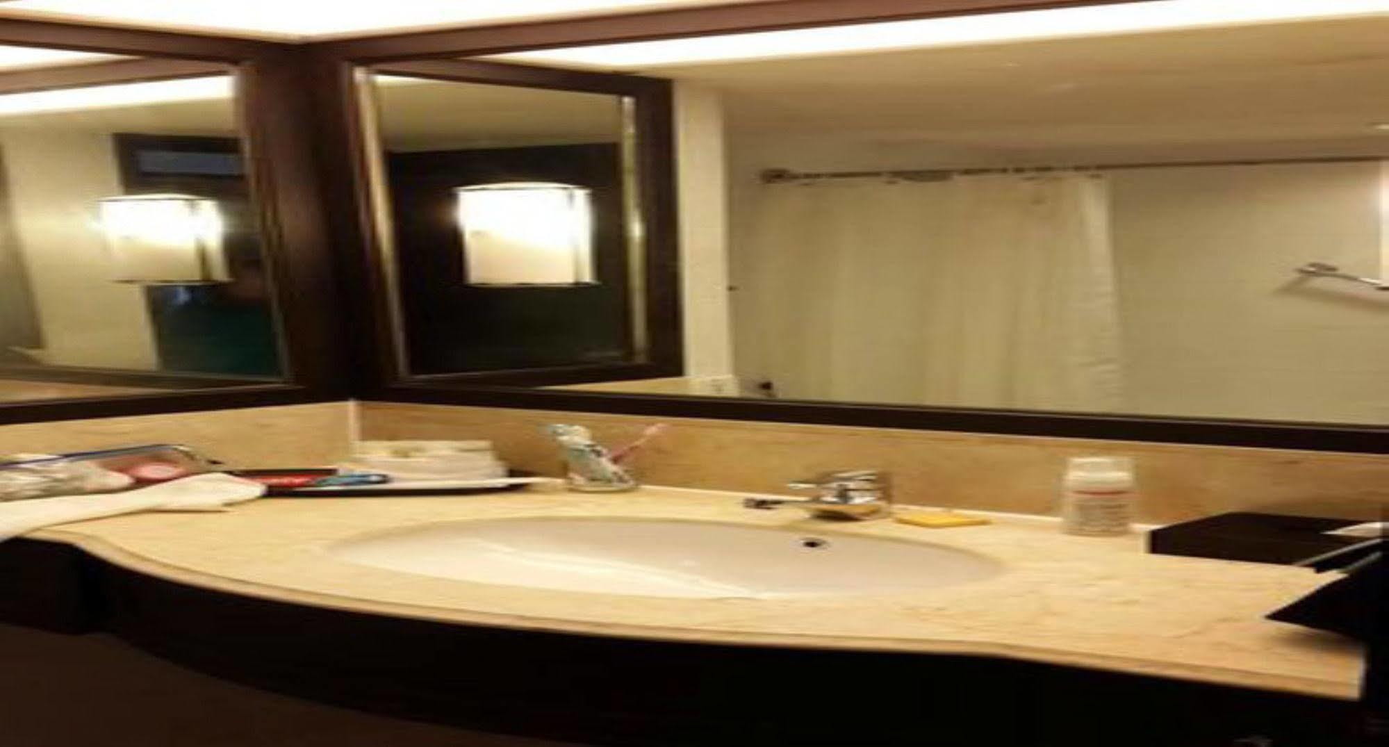ไฮแอท รีเจนซี กวนตัน รีสอร์ต Hotel ภายนอก รูปภาพ Bathroom in a hotel