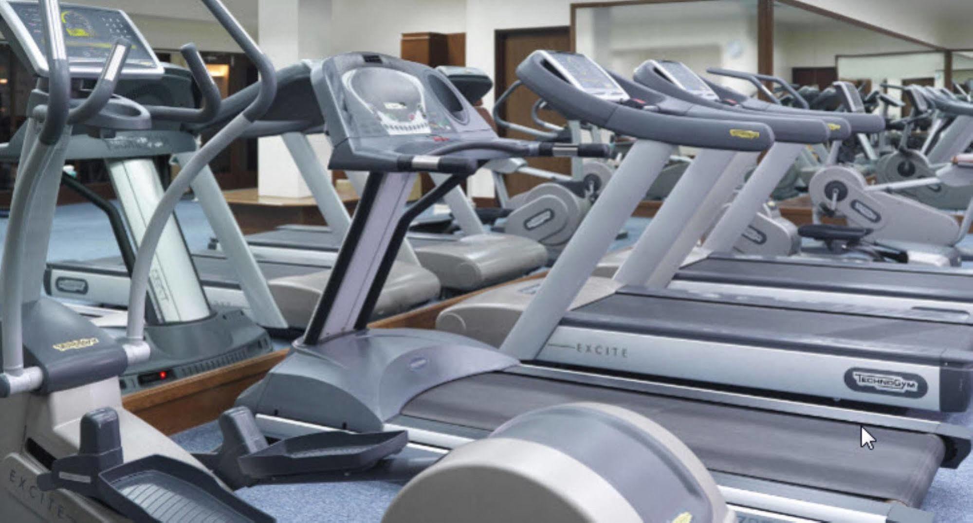 ไฮแอท รีเจนซี กวนตัน รีสอร์ต Hotel ภายนอก รูปภาพ Treadmills in a gym